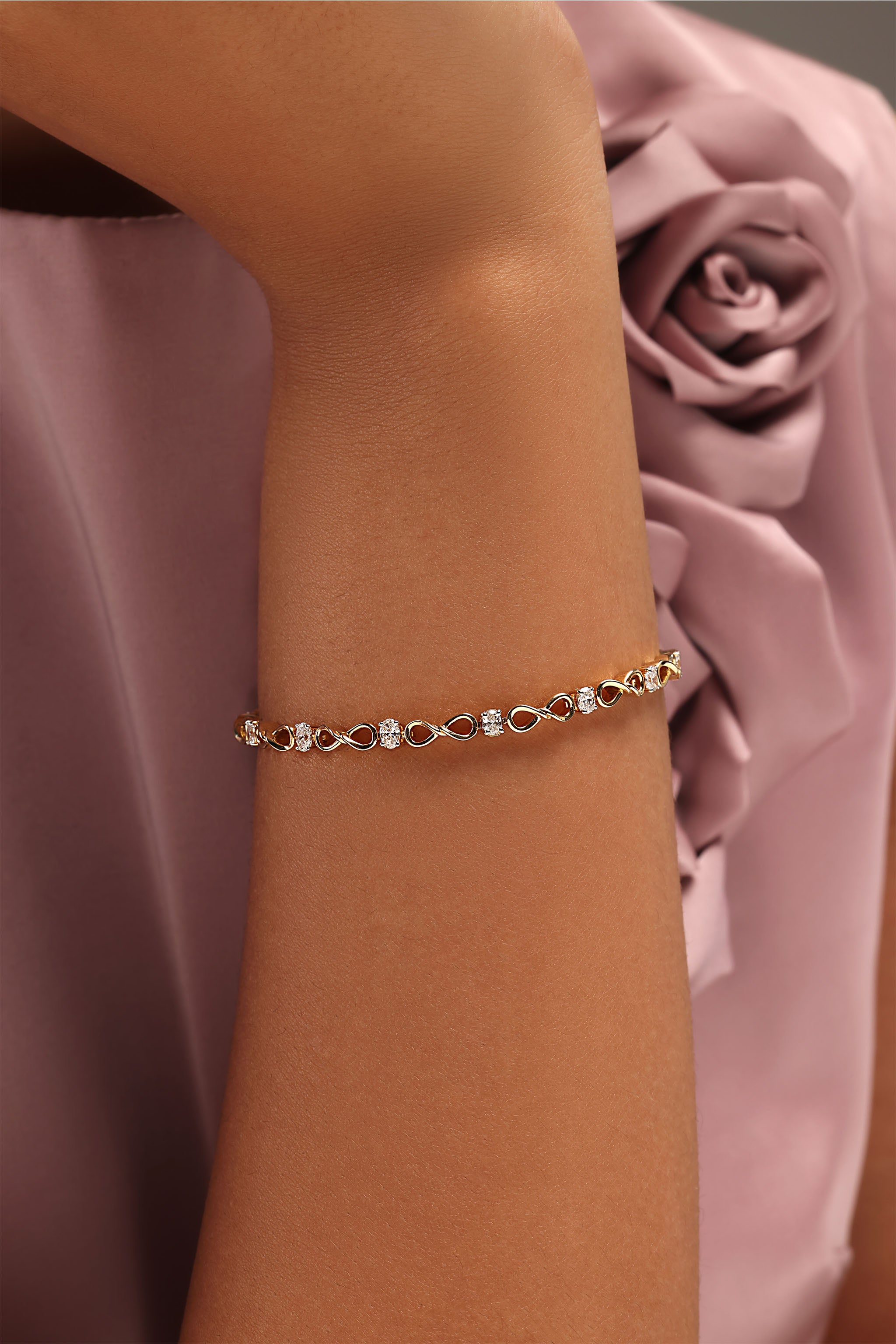 THE ELARA OVAL INFINITY BRACELET